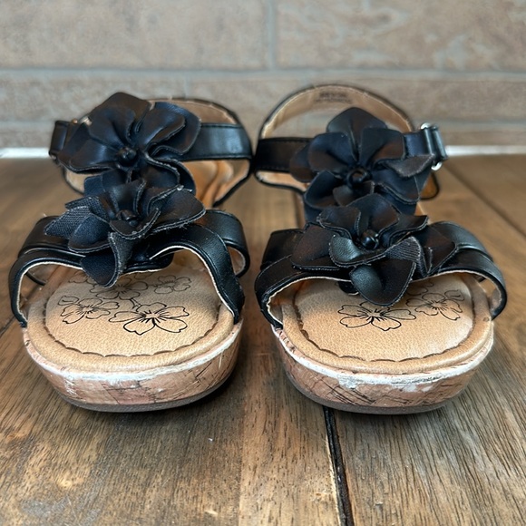 Born Concept BOC Black Floral Wedge T-Strap Ankle Strap Velcro Sandal / Size 13 - Picture 5 of 8